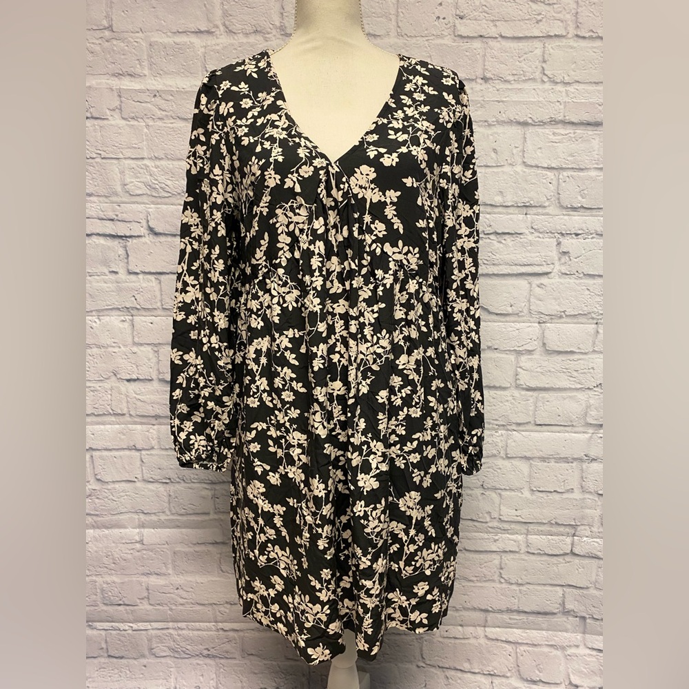 NWT Old Navy Gray and Cream Floral Babydoll Style Dress Sz M